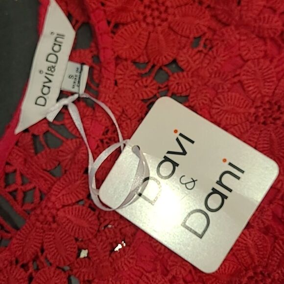 Davi & Dani sz S berry pink top with lace neckline and bishop sleeves - Picture 10 of 11